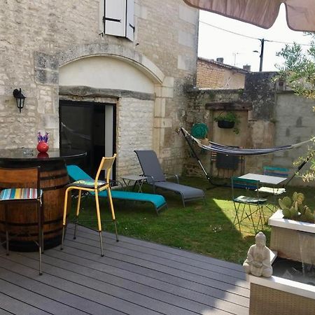 Bed and Breakfast Le Nid De Sigogne Exterior foto