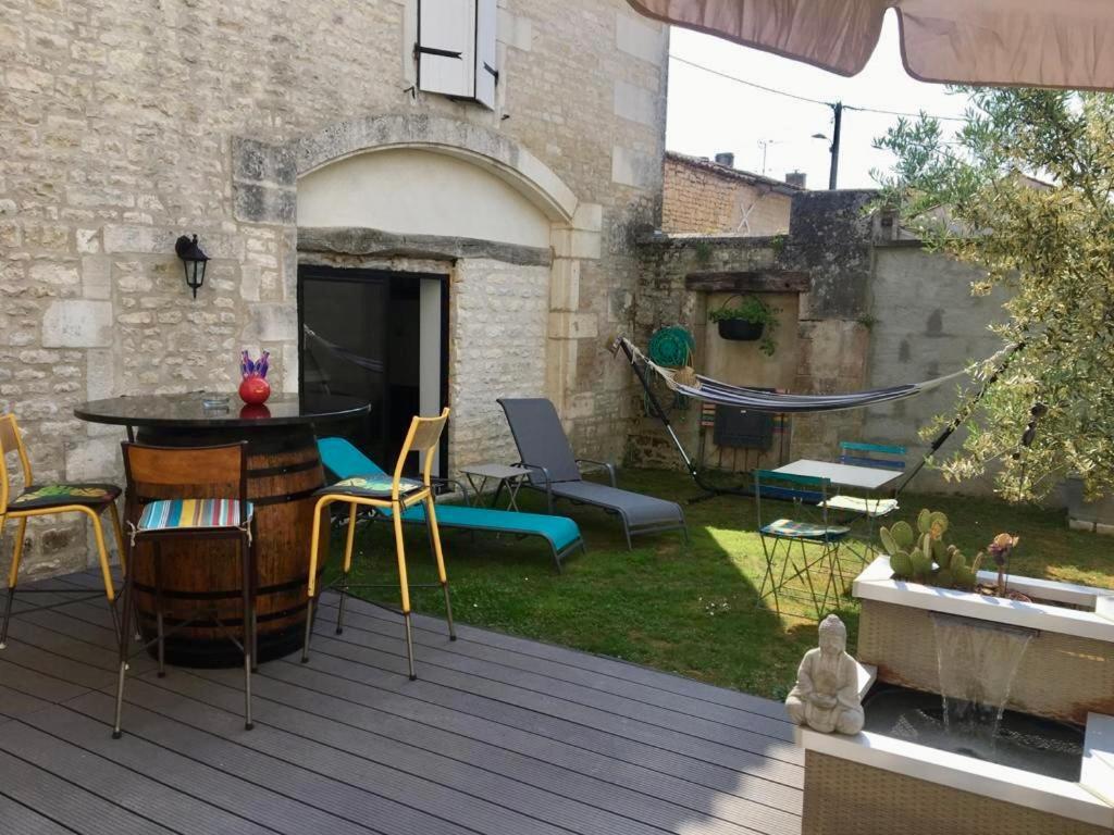 Bed and Breakfast Le Nid De Sigogne Exterior foto