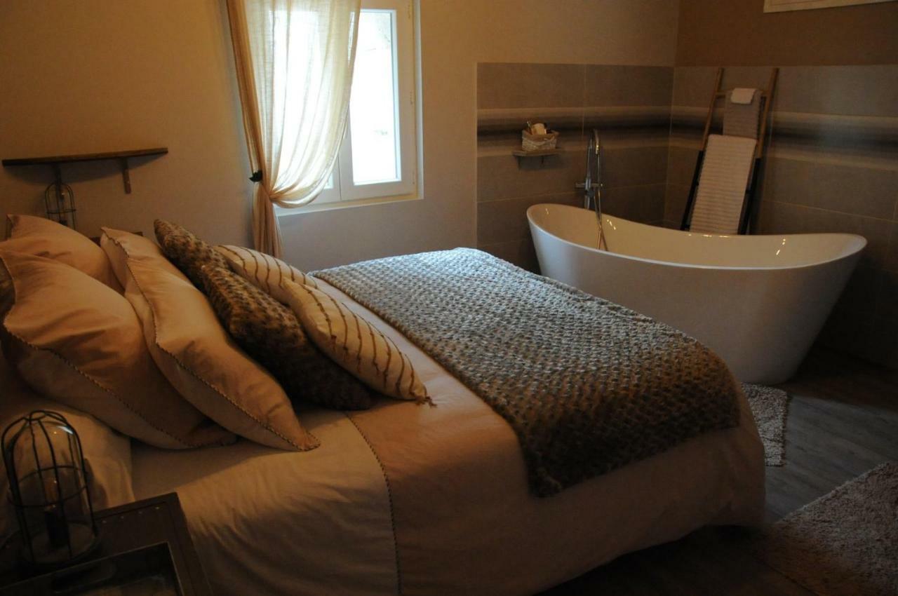 Bed and Breakfast Le Nid De Sigogne Exterior foto